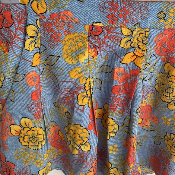 Sugar + lips Floral pleated shorts, Size S - Picture 2 of 10